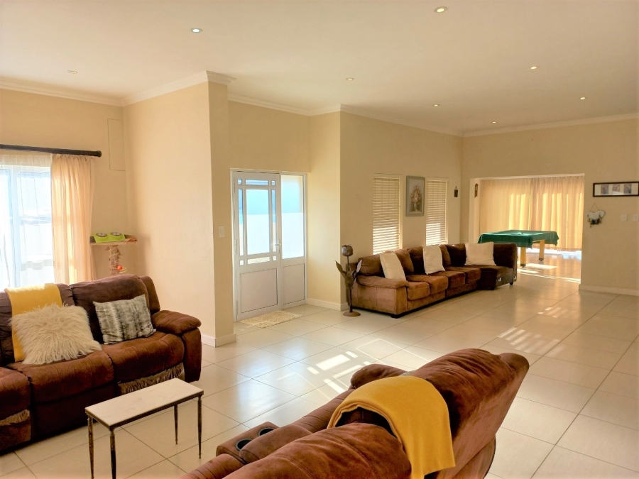 To Let 4 Bedroom Property for Rent in Kidds Beach Eastern Cape
